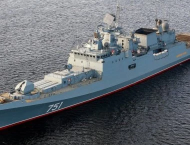 Οι ρωσικές φρεγάτες RFS Admiral Makarov και Admiral Essen σε «πρόβα» σύγκρουσης στην Μεσόγειο (βίντεο)